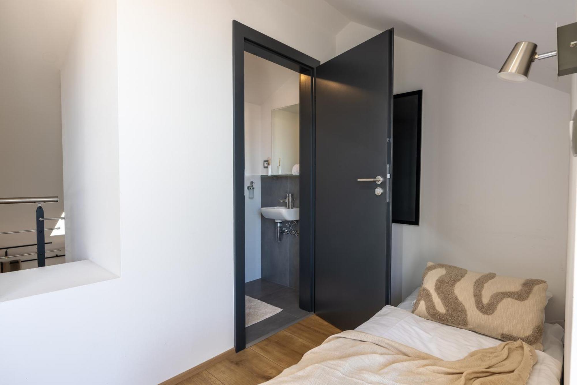 Peaceful & Cozy Living In Vysehrad With A Balcony