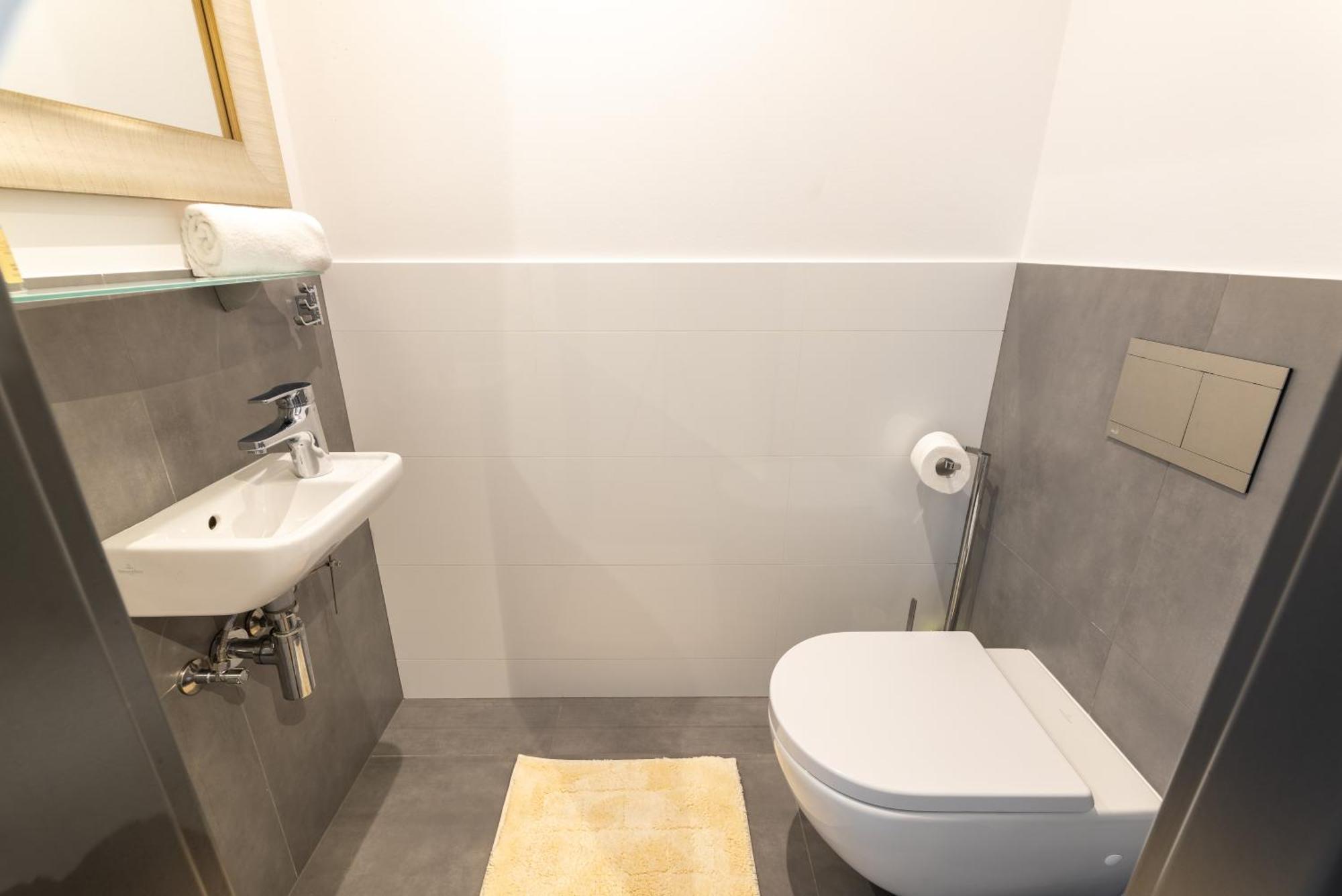 Peaceful & Cozy Living In Vysehrad With A Balcony Praga